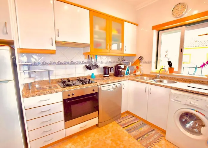 Estrada De, Urbanizacao,edificio Laranjal,apartment 18,vale Carro, 8200-596 *