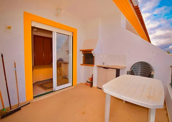 Estrada De, Urbanizacao,edificio Laranjal,apartment 18,vale Carro, 8200-596 Apartment